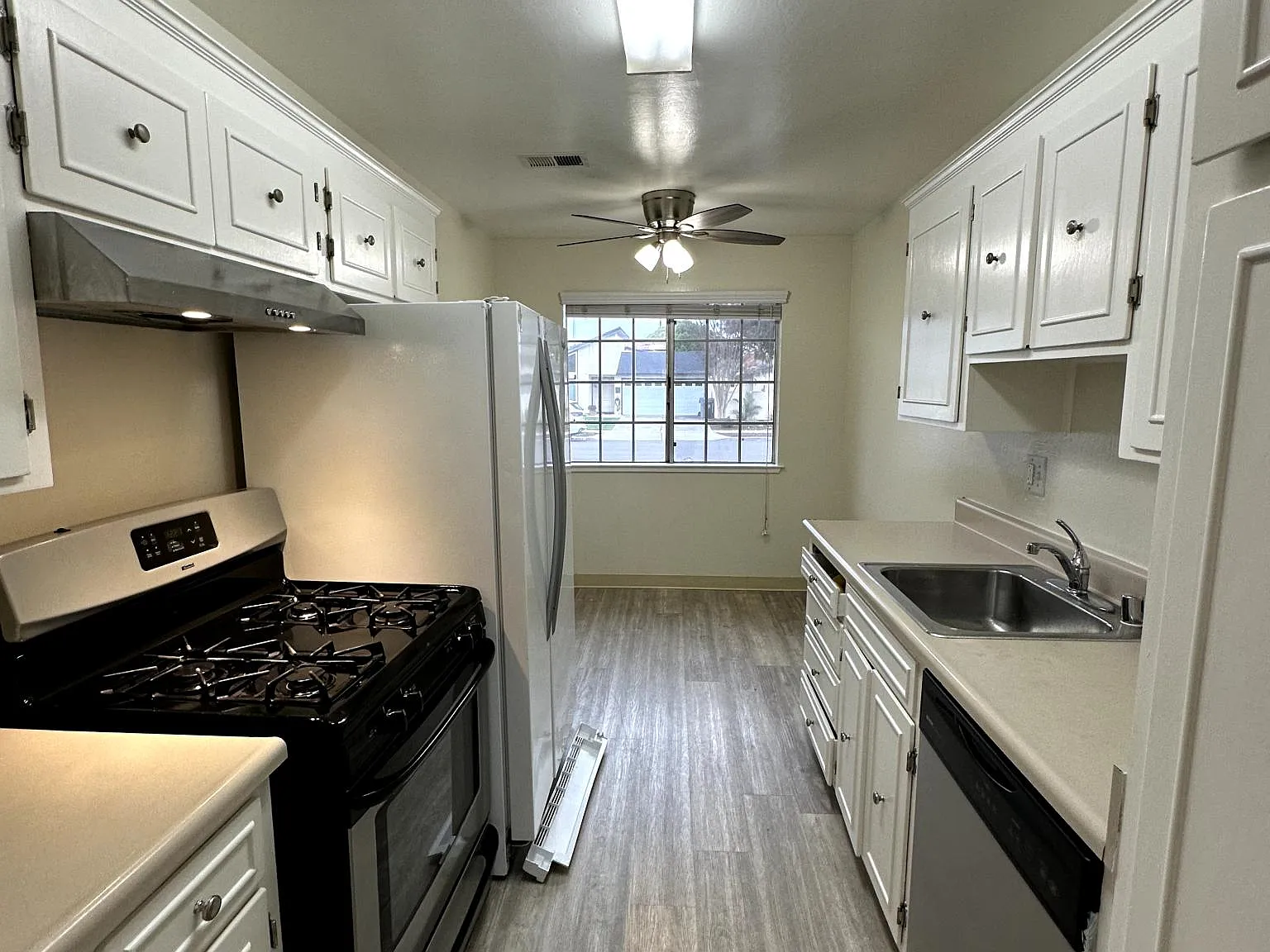 3 bed, 1.5 bath, 1170 sqft, $3,775 — Photo 4