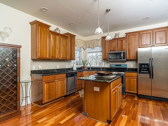 2nd image of 2024 Willow Hill Dr