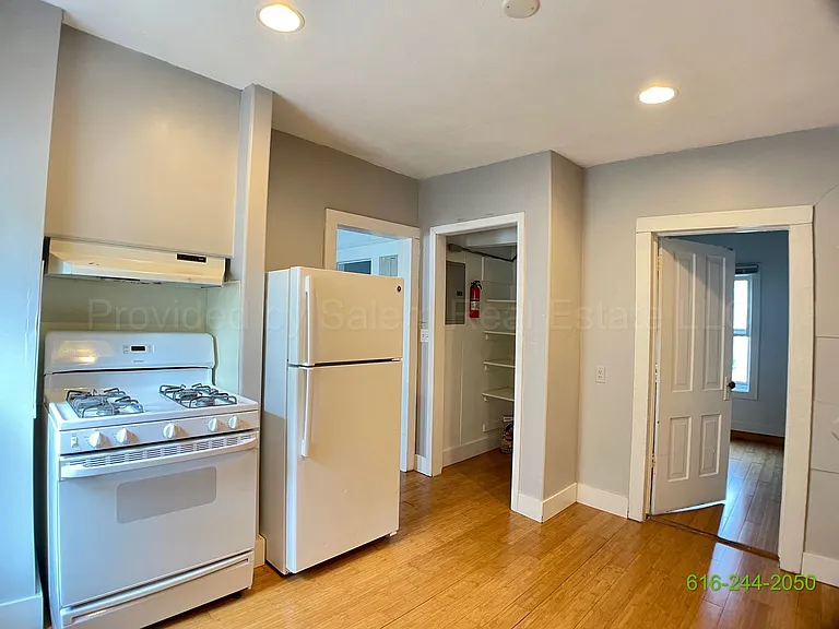 344 - 346 Diamond Ave SE — Photo 16