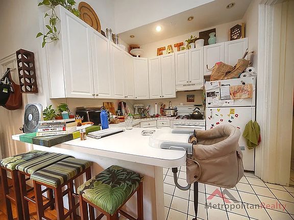 5th image of 411 6th St APT 3