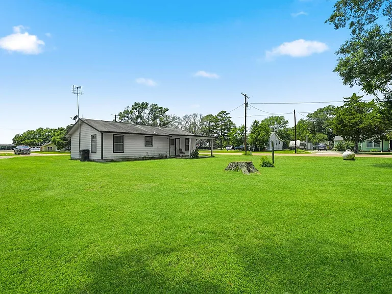 1017 Lions Park Dr — Photo 24