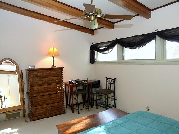 4th image of 301 Sugar Bush Ln
