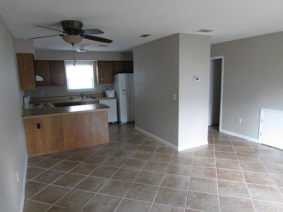 2nd image of 307 Oxford Ct