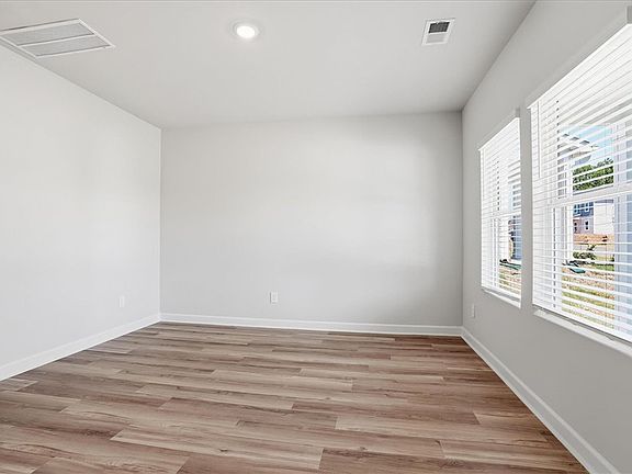 4th image of 903 Rising Oak Ct