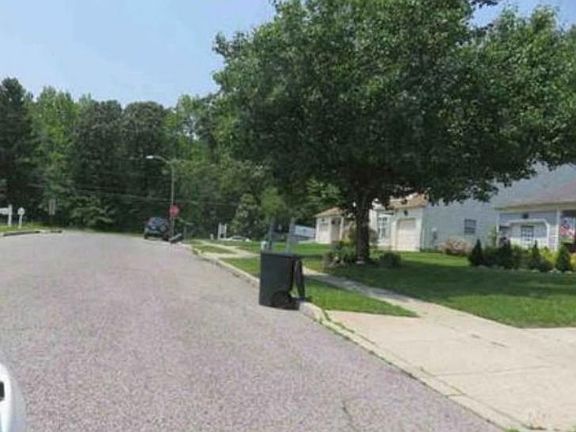 Exterior Neighborhood (street photo)