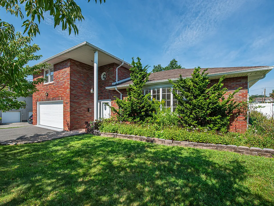 44 Daniels Dr