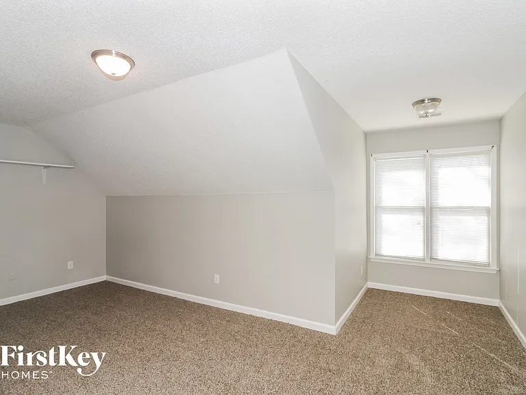 719 Gable Ln — Photo 13