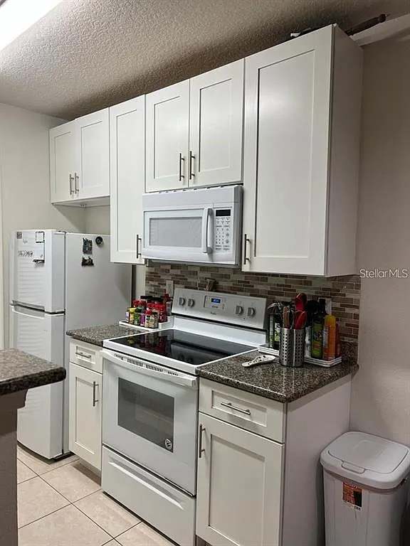 2 bed, 2.0 bath, 996 sqft, $1,700 — Photo 2