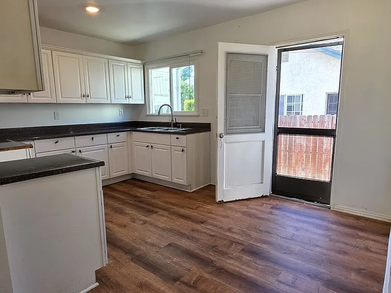 5444 Hermitage Ave — Photo 5