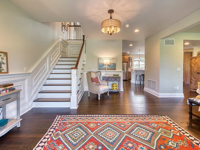 2055 Grandview Dr — Photo 3