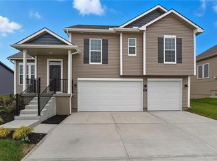 409 SW Hawthorne Ln, Blue Springs, MO 64014