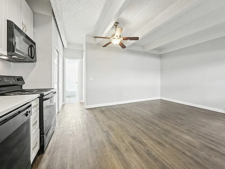 Montego Apartments — Photo 28