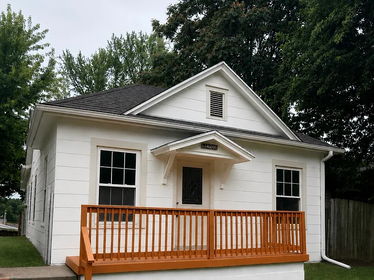 1720 Howard St — Photo 1