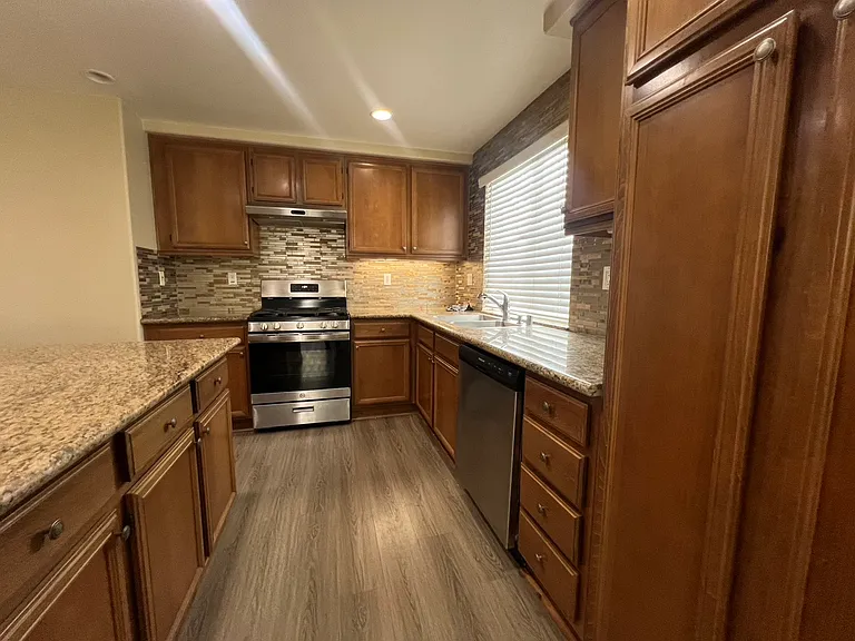 15907 Fountain Ln — Photo 8
