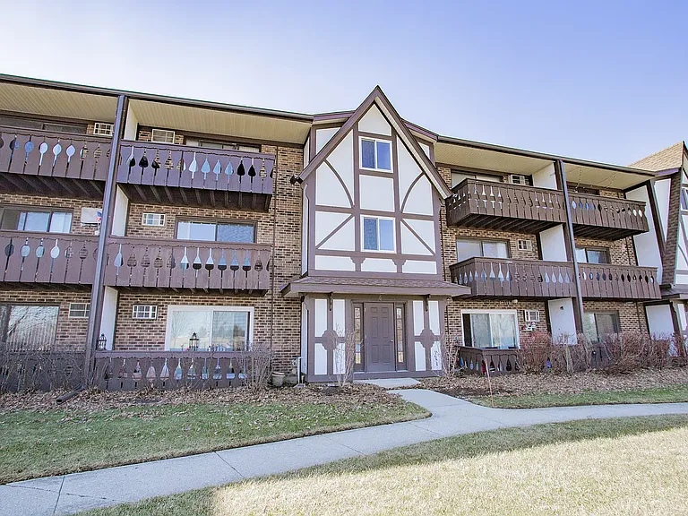 4 Crestview Ln #10 — Photo 2