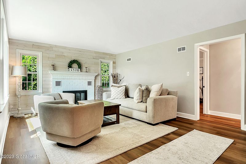 2nd image of 1578 Valencia Road