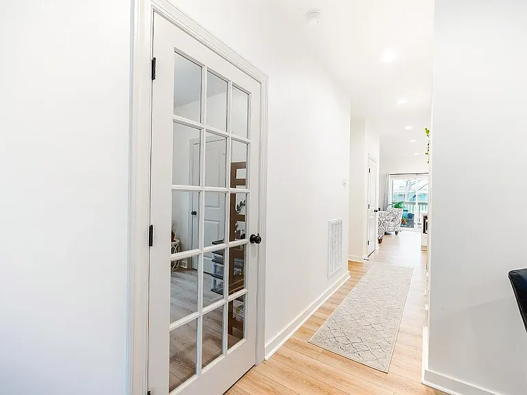 526 Essex St — Photo 32