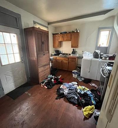 5th image of 222 E Walnut St