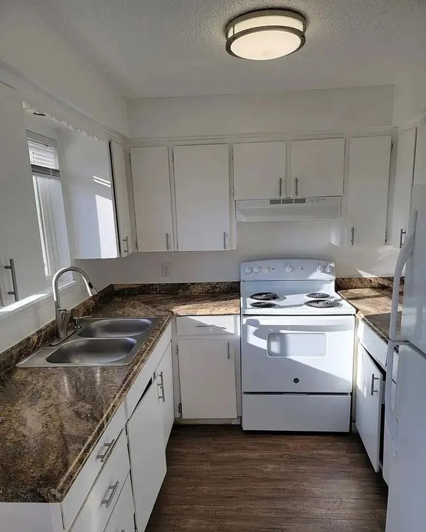 2435 Lee St Se — Photo 2