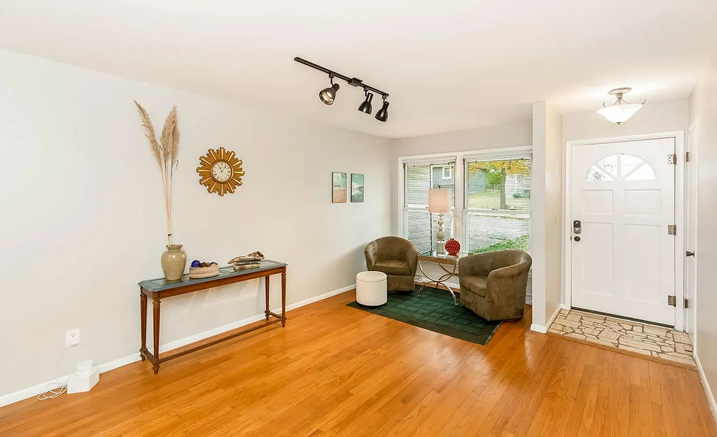 Inviting Kansas City home near Waldo with a spacious backyard — Photo 2