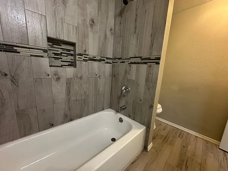6066 Nw Expy — Photo 17