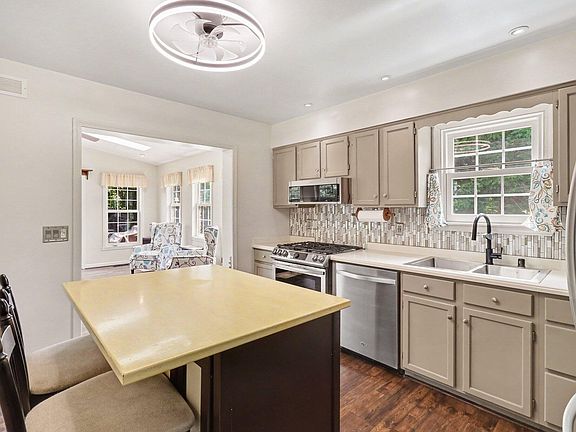 3rd image of 39 Bellemonte Ave