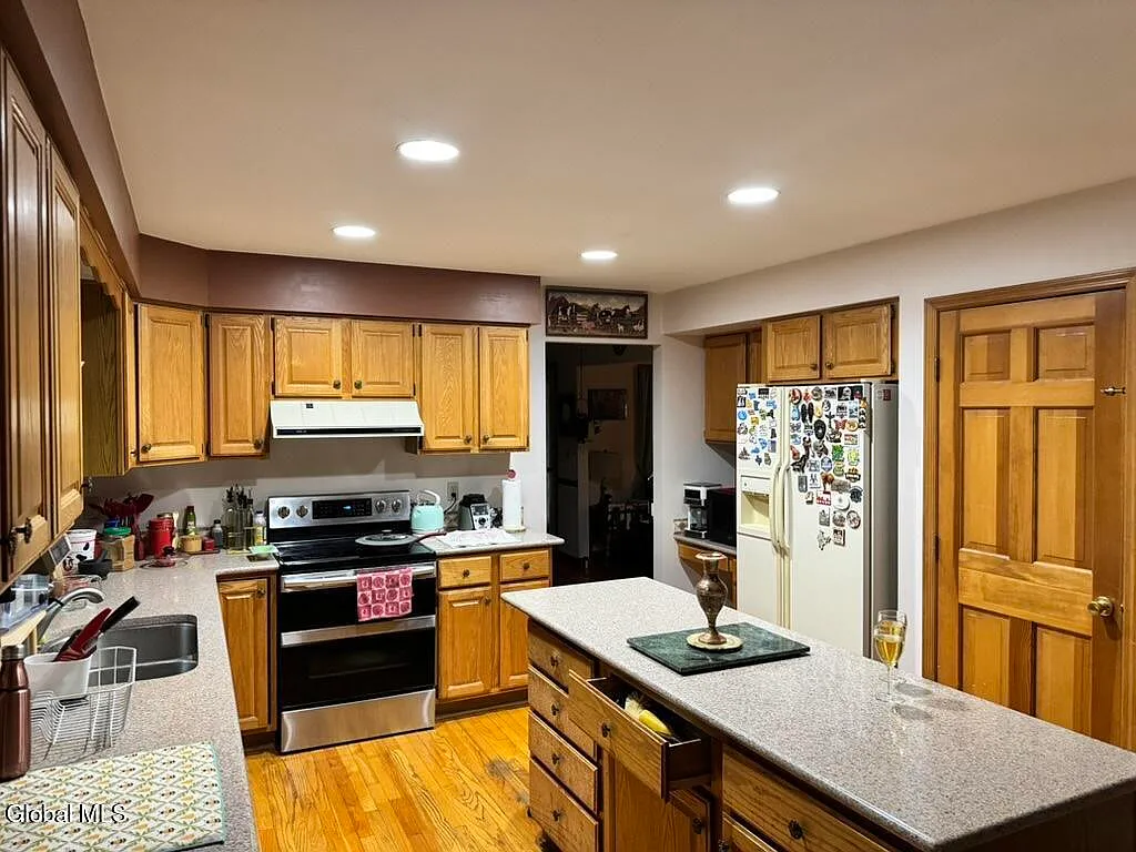 4 bed, 2402 sqft, $3,900 — Photo 3