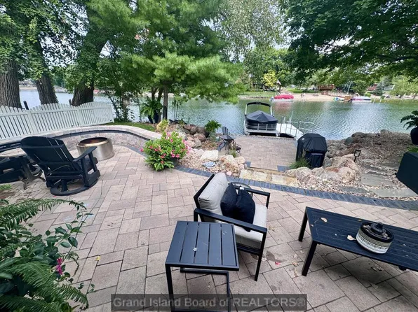 11 Kuester Lk, Grand Island, NE 68801
