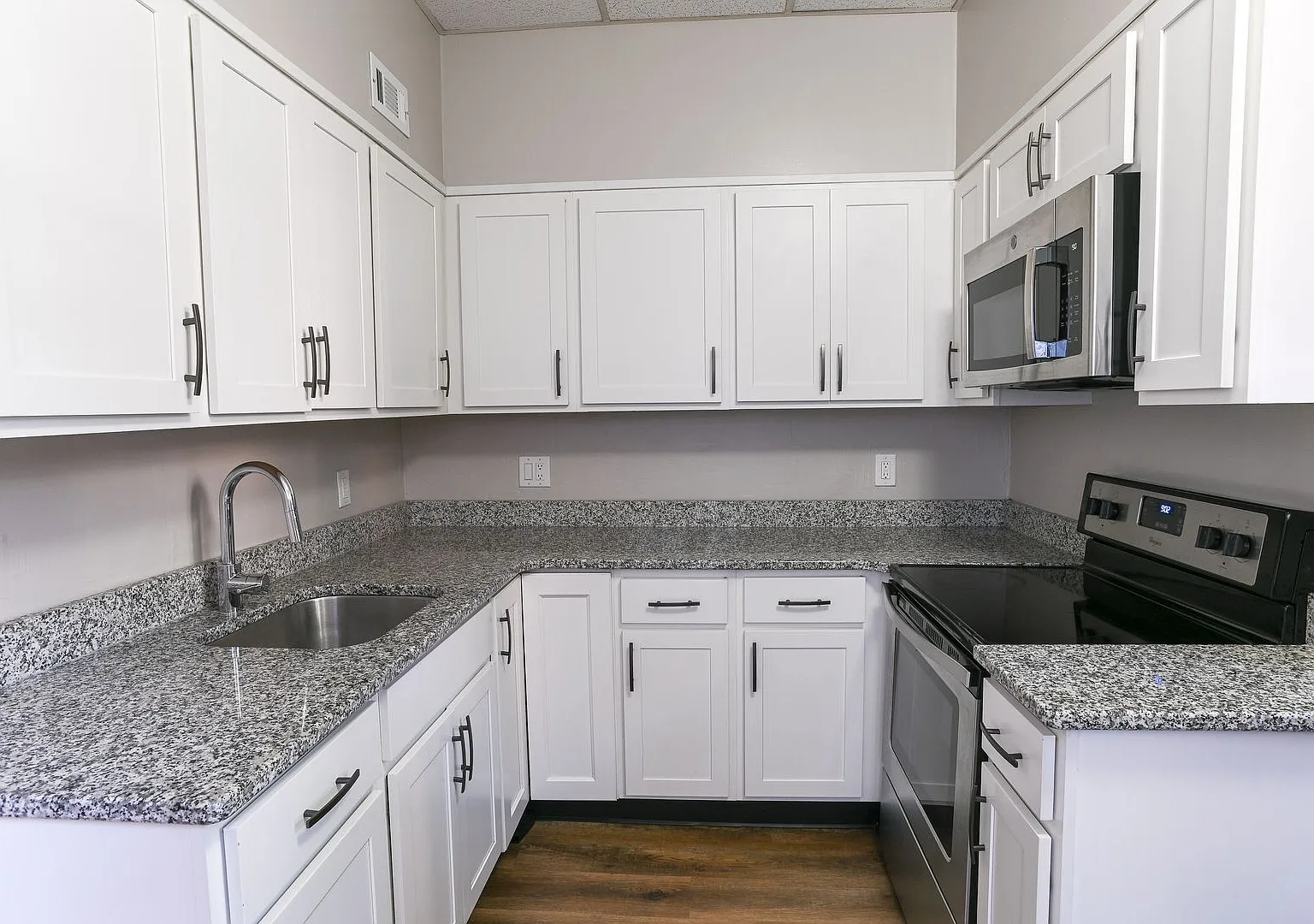 Large 3 Bedroom Single Family Home on Forster St — Photo 4