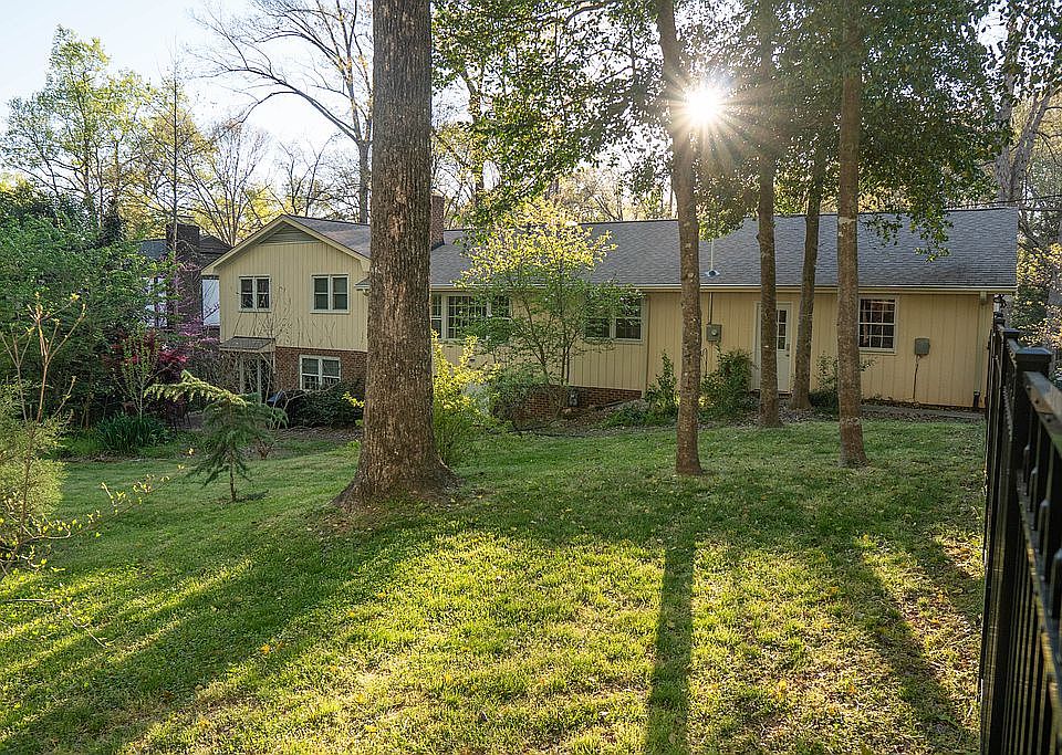 2nd image of 4910 Hollyridge Dr