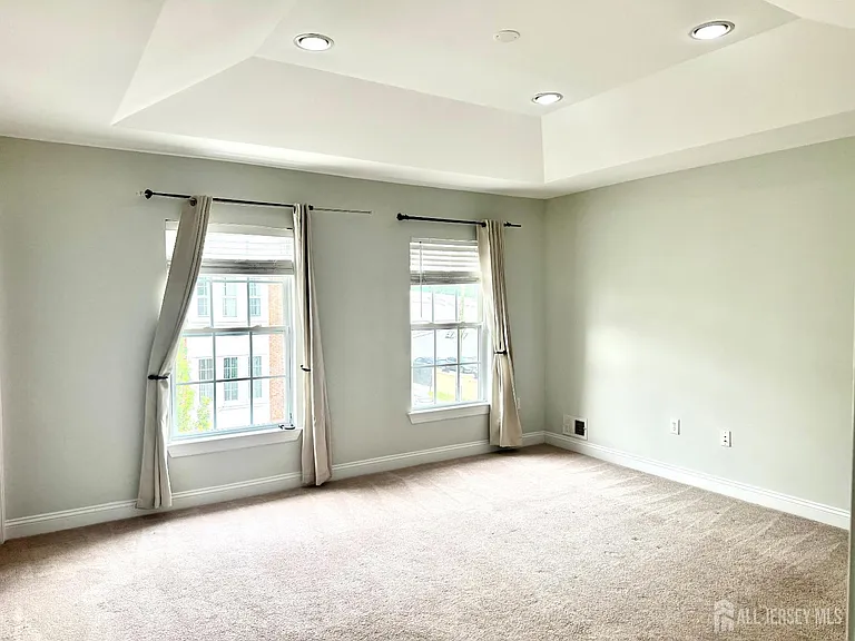 13 Roosevelt Ave — Photo 16