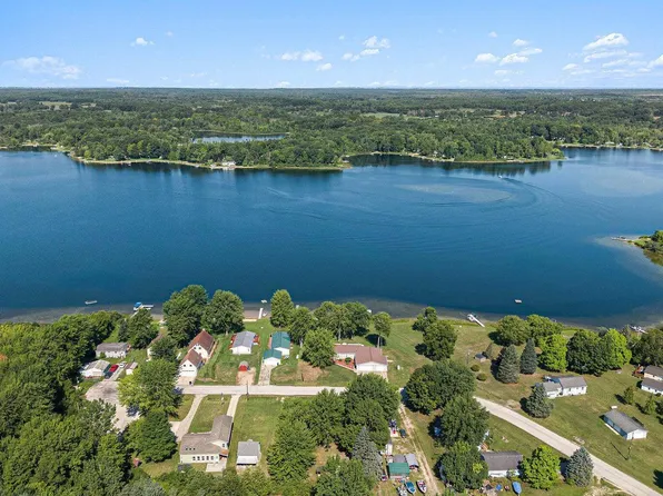 8914 E Spring Hill Dr, Hesperia, MI 49421