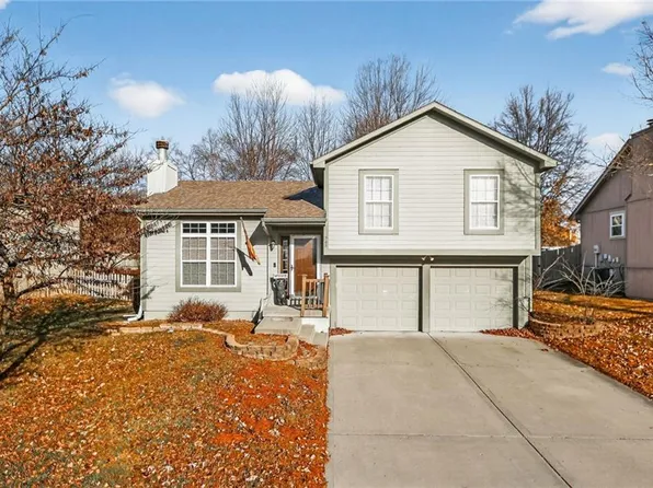 303 Porter Dr, Smithville, MO 64089