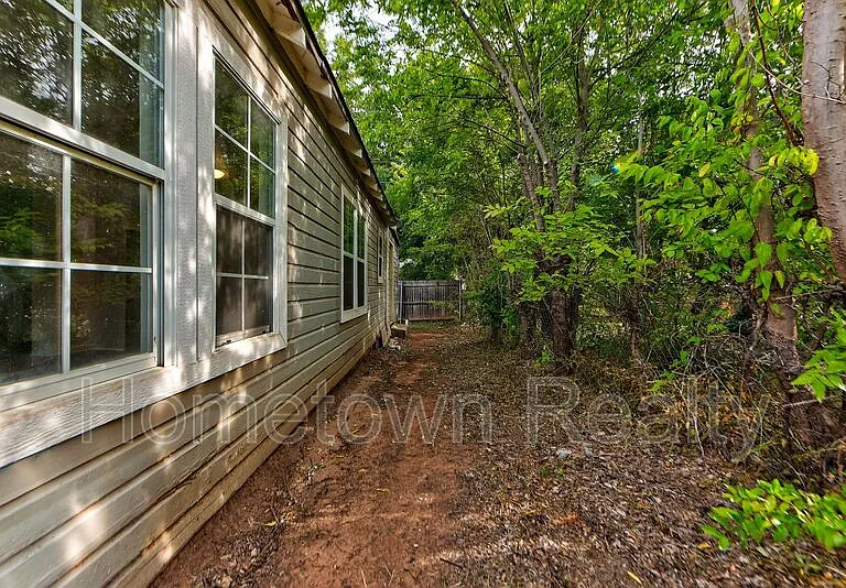1801 E Madison St — Photo 33