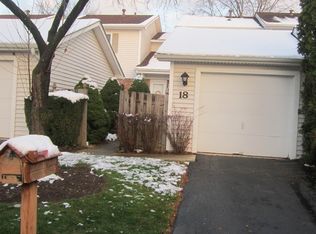 18 Bittersweet Ct, Woodridge, IL 60517