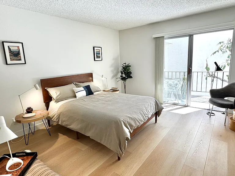 Sherman Oaks Apartments — Photo 16