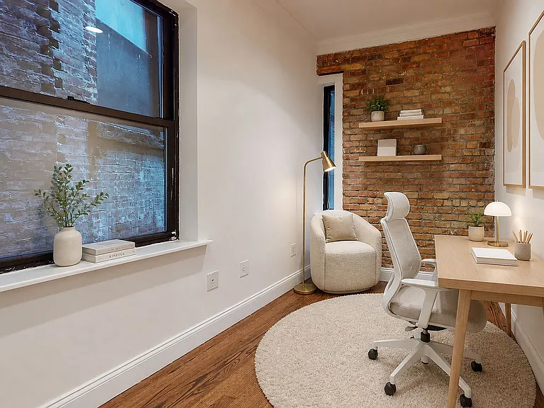 610 E 9th St #2R — Photo 4
