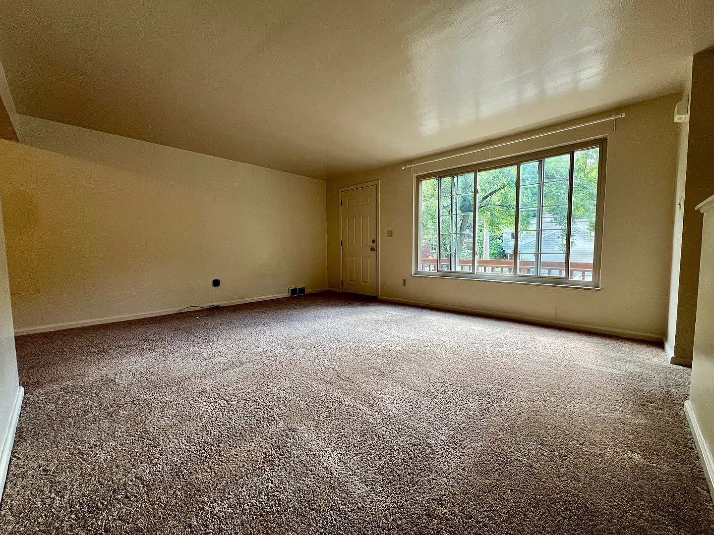 Beautiful 3-Bedroom Duplex in Castle Shannon! Back Yard, Central A/C & More! Call Today! — Photo 4