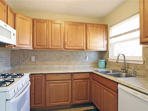 2nd image of 33 Gardenia Ln