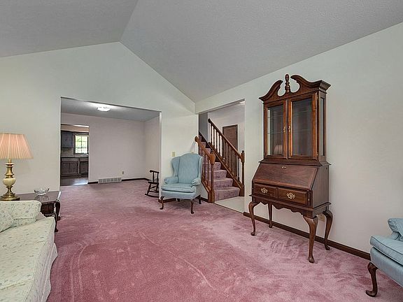 4th image of 825 W Martin Ave