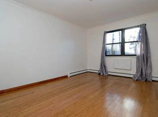 6136 233rd St, Oakland Gardens, NY 11364