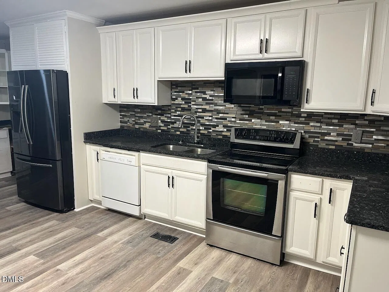 3 bed, 2.0 bath, 2000 sqft, $2,500 — Photo 2