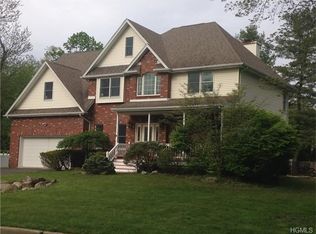 2 Matthew Dr, Chestnut Ridge, NY 10977