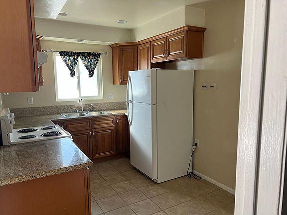 2nd image of 628 Marion Pl #4