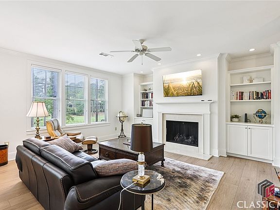 4th image of 1010 Creekside #A