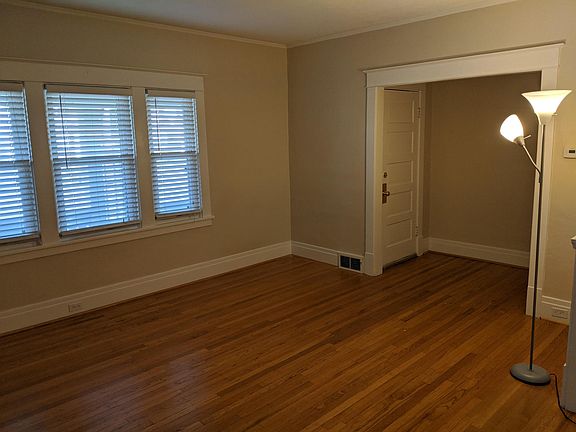 3rd image of 32 Shoreham Pkwy