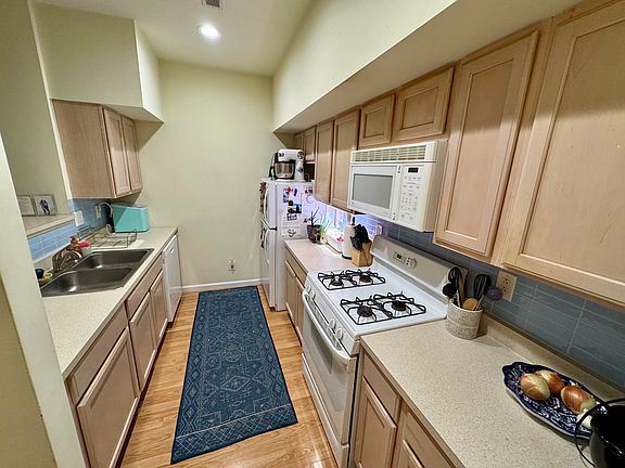 3rd image of 311 Poplar St Unit 5