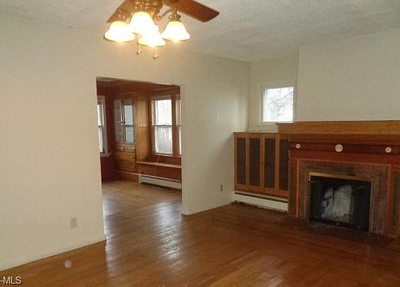 3rd image of 225 E 248th St