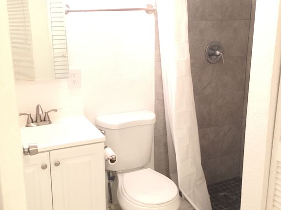 4th image of 2626 SW 18th St #C