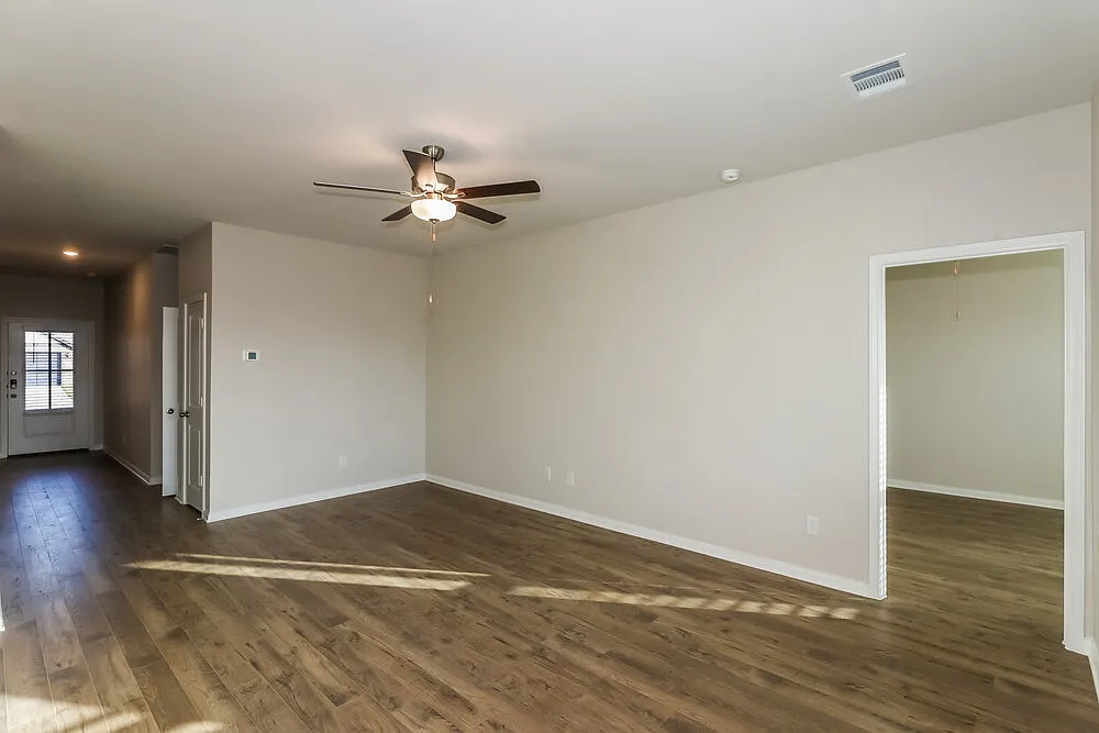 3 bed, 2.0 bath, 1420 sqft, $1,815 — Photo 4